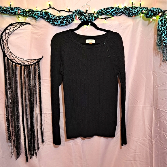 Black Sweater πββ¬ Buttons